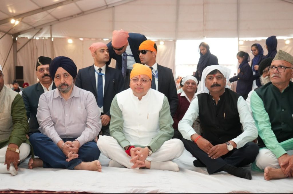 सीएम धामी ने गुरु नानक देव जी के प्रकाश पर्व पर गुरुद्वारा साहिब में टेका मत्था