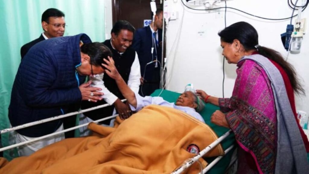 सीएम धामी ने दिखाया मानवीय सरोकार: CMI हॉस्पिटल में पूर्व विधायक की मां से की मुलाकात