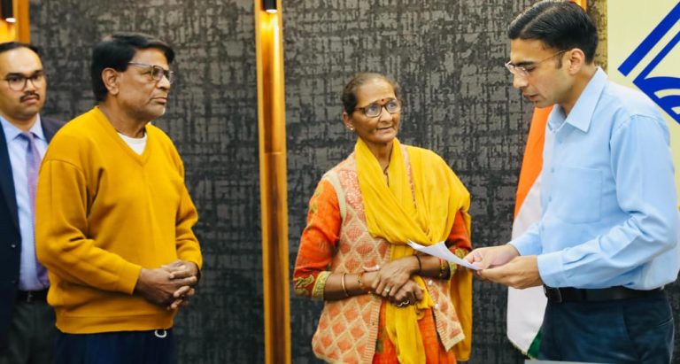 कैंसर पीड़ित मां-बाप को बेटों ने किया घर से बेदखल,