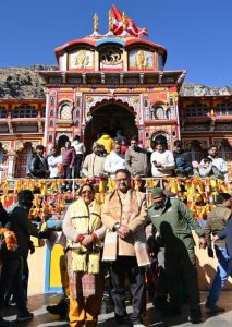 Agriculture Minister Joshi visits Badrinath Dham with family, offers prayers