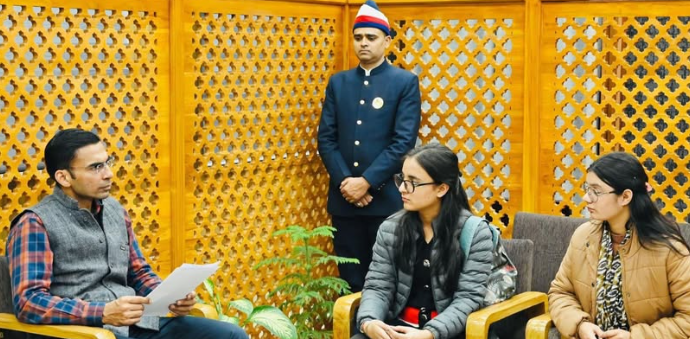 DM सविन बंसल फिर बने सहारा, तीन बहनों की ज़िंदगी