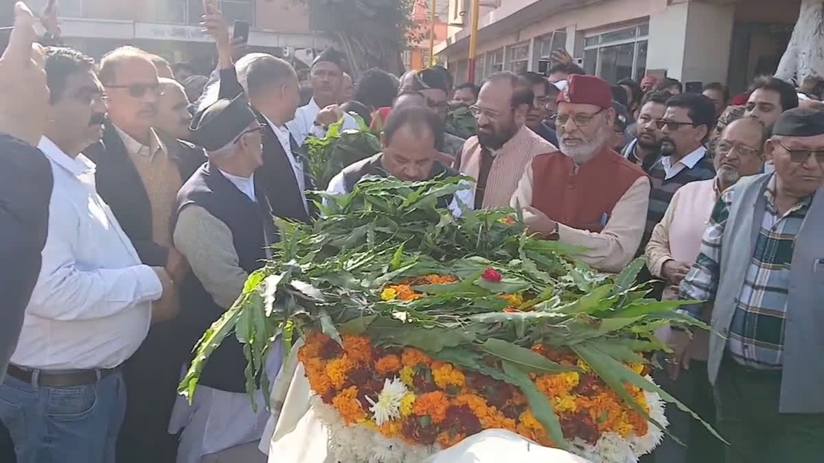 Mortal remains of Diwakar Bhatt consigned to flames with state