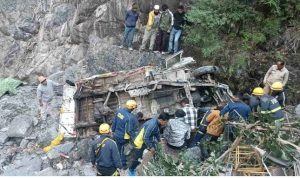 Pick-up vehicle plunges into gorge, 1 dead