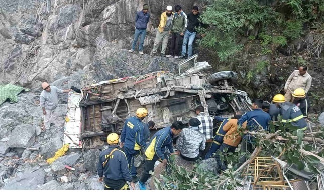 Pick-up vehicle plunges into gorge, 1 dead