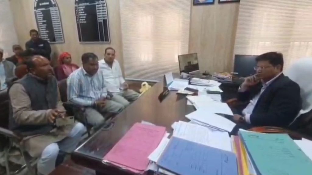 Ramnagar में नेशनल हाईवे जाम: प्रवेश शुल्क के विरोध में उग्र प्रदर्शन, SDM ने तलब की फाइलें