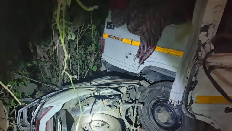 Road Accident in Rudraprayag: गौरीकुंड राष्ट्रीय राजमार्ग पर मैक्स खाई में गिरी, 2 की मौत, 4 घायल