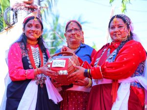 Srinagar Garhwal : जिलाधिकारी ने पहाड़ी परिधान प्रतियोगिता में बढ़ाया