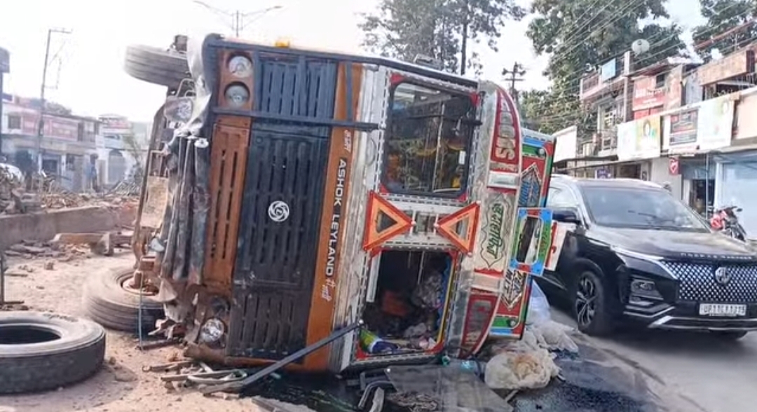 Truck overturns in Mohabewala after brake failure; driver injured