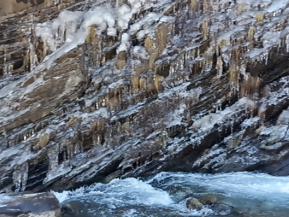 UTTARAKHAND : बद्रीनाथ धाम में ठंड के कारण जमने लगे