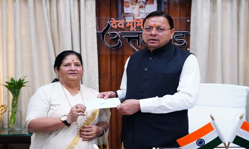 Uttarakhand News : मुख्यमंत्री राहत कोष के लिए पर्वतारोही बछेंद्री