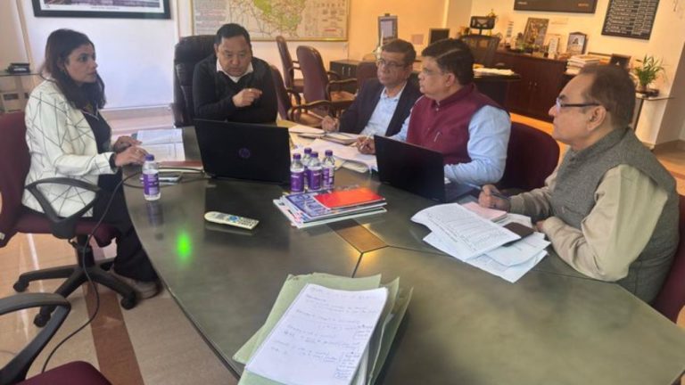 Uttarakhand News: सचिव ग्राम विकास धीराज गर्वियाल ने अधिकारियों के साथ की बैठक; दिए ये निर्देश