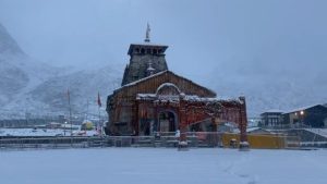 Uttarakhand: केदारनाथ धाम में सीजन की दूसरी बर्फबारी, सफेद चादर में लिपटा पवित्र धाम