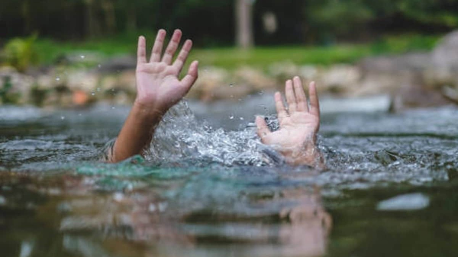 अलकनंदा में डुबकी के दौरान महिला व युवक लापता -