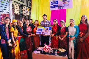 ईगास पर गंगोत्री एनक्लेव की महिलाओं ने डीएम सविन बंसल