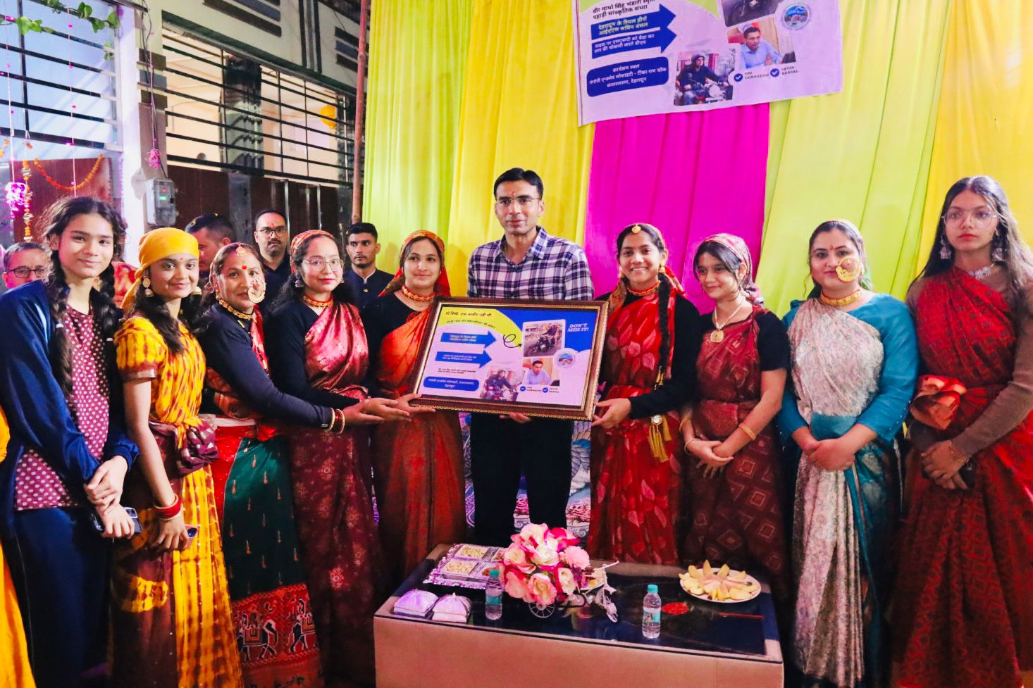 ईगास पर गंगोत्री एनक्लेव की महिलाओं ने डीएम सविन बंसल