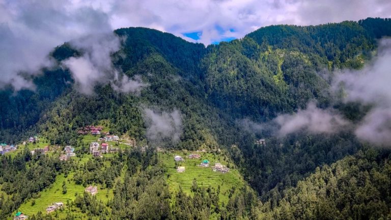 उत्तराखंड में दिन की धूप और रात की ठंड से बढ़ी परेशानी, पहाड़ों में बदलते मौसम ने बढ़ाई चिंता