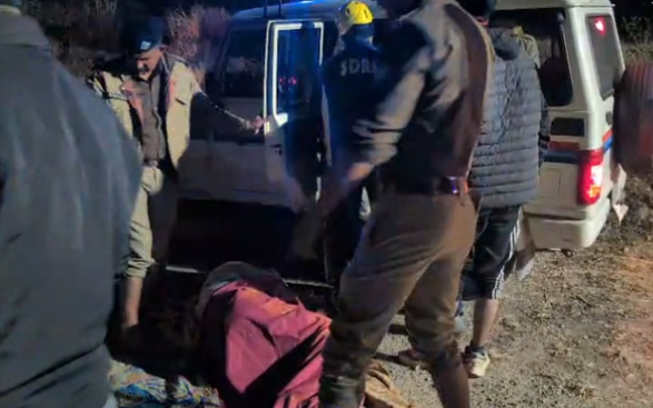 उत्तराखंड में बड़ा हादसा: नदी में गिरी कार, तीन शिक्षकों