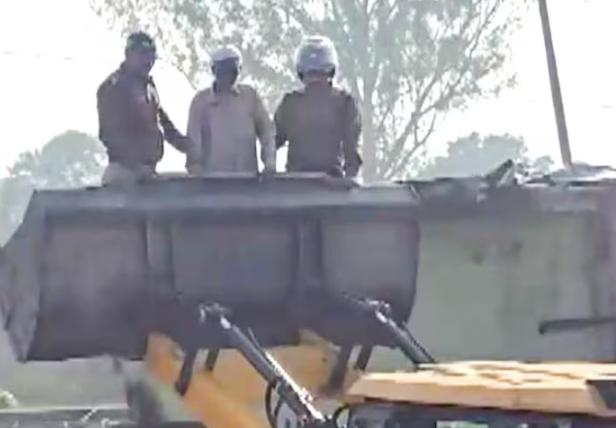 उत्तराखंड में 'बुलडोजर एक्शन' पर हंगामा, छत पर चढ़े बुजुर्ग