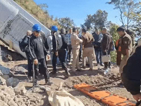 उत्तराखंड में श्रद्धालुओं से भरी बस खाई में गिरी: 5