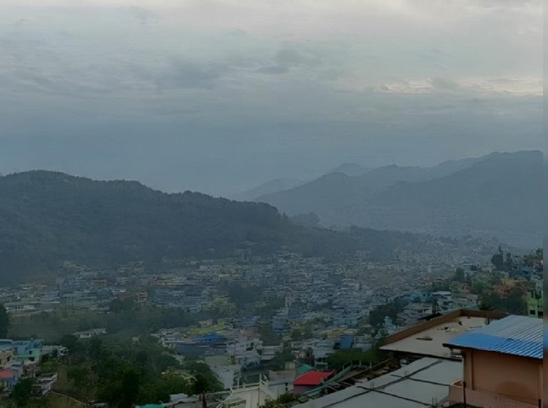 उत्तराखंड में सर्द मौसम की तीखी दस्तक, पाला और कोहरे