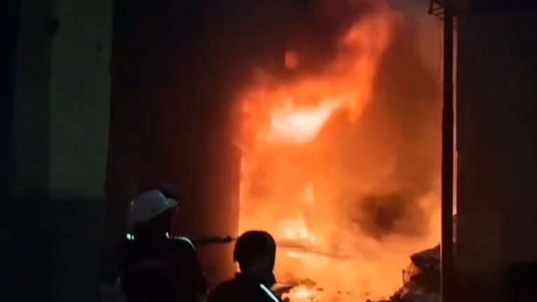 कबाड़ गोदाम में अचानक लगी आग, लाखों का नुकसान, 4 घंटे की मशक्कत के बाद  आग में पाया काबू