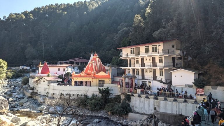 कैंची धाम में बढ़ती भीड़ को देखते हुए रविवार को बदला जाएगा ट्रैफिक प्लान, पढ़ लें गाइडलाइन्स