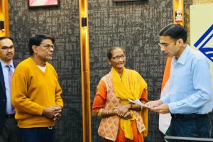 कैंसर पीड़ित मां-बाप को बेटों ने किया घर से बेदखल,