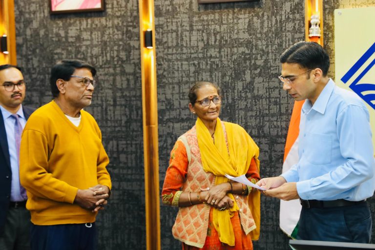 कैंसर पीड़ित मां-बाप को बेटों ने किया घर से बेदखल,