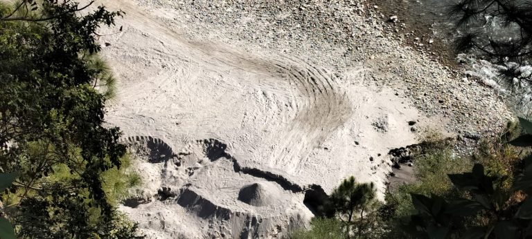 खनन माफियाओं के हौसले बुलंद, थराली में पिंडर नदी का