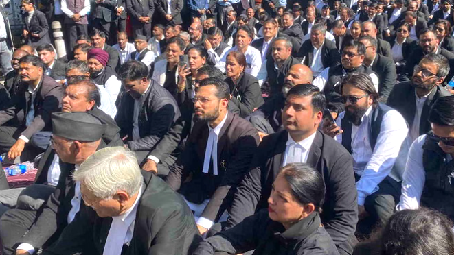 चेंबर निर्माण को लेकर अधिवक्ताओं की हड़ताल जारी, कचहरी रहेगी