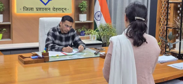 जवान ने करी अपनी पत्नी और बेटी को तेजाब से