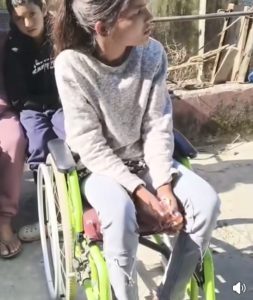 जिंदगी जीने को आसरा तलाश रही अनाथ और पैरों से