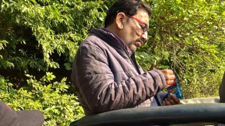 जिम कॉर्बेट में गाइड ने विदेशी पर्यटकों को दिया तंबाकू, सोशल मीडिया पर मचा बवाल; पार्क प्रशासन अलर्ट