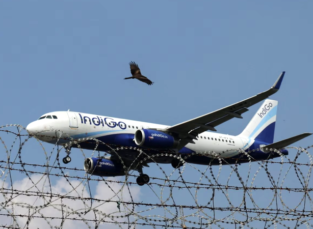जॉलीग्रांट एयरपोर्ट पर इंडिगो विमान की पक्षी से टक्कर, विमान