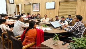 डीएम ने प्रधानमंत्री के आगमन पर बैठक में अधिकारियों को