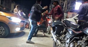 दिनेशपुर : रॉन्ग साइड आने पर हुआ बवाल, महिला पुरुष