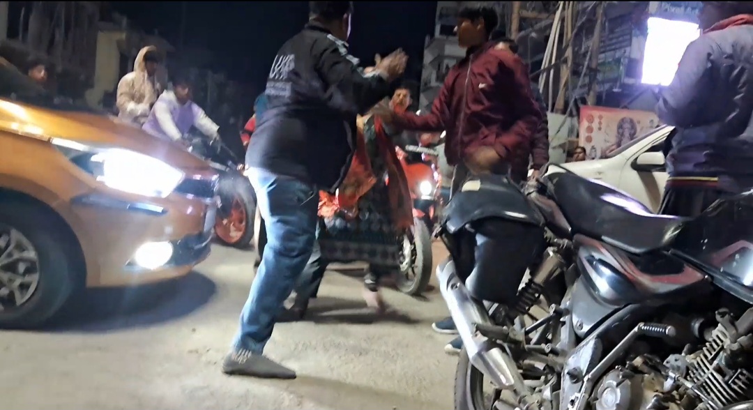 दिनेशपुर : रॉन्ग साइड आने पर हुआ बवाल, महिला पुरुष