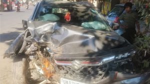 देहरादून में तेज रफ्तार का कहर, पेड़ से टकराई बेलगाम कार, 1 छात्र की मौत, दो गंभीर