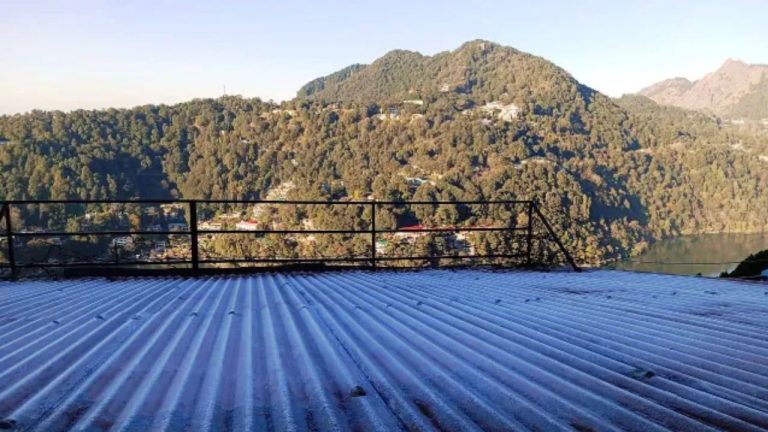 नैनीताल की दोहरी सर्दी: दिन में धूप, रात में बर्फ जैसी ठंड, सैलानी और स्थानीय परेशान