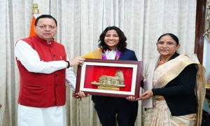 पुष्कर सिंह धामी से मिलीं महिला क्रिकेट टीम की खिलाड़ी