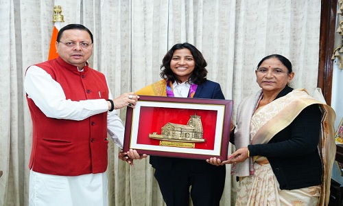 पुष्कर सिंह धामी से मिलीं महिला क्रिकेट टीम की खिलाड़ी