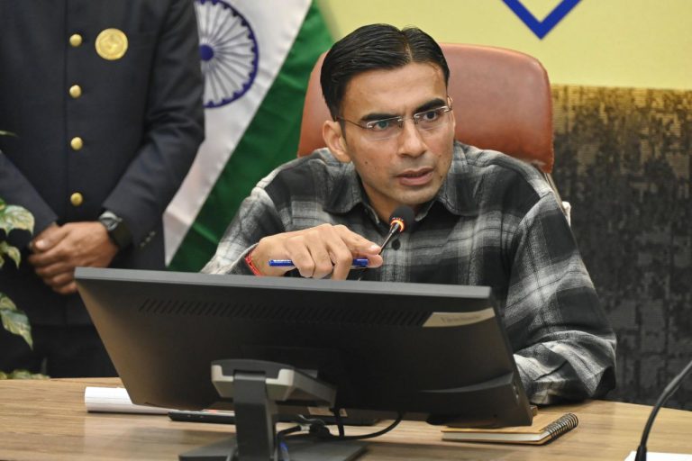 प्रशासन की बड़ी करवाही,तीन बड़े बकायदारों की संपति कर्क कर