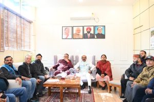 मन की बात के 128वें संस्करण को केंद्रीय राज्य मंत्री अजय टम्टा, पार्टी कार्यकर्ताओं के साथ सुनते कैबिनेट मंत्री गणेश जोशी