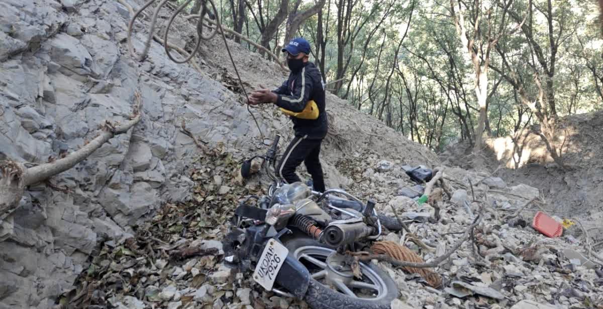 मसूरी मार्ग पर दर्दनाक हादसा,पिता-पुत्र गिरे खाई में, पिता की
