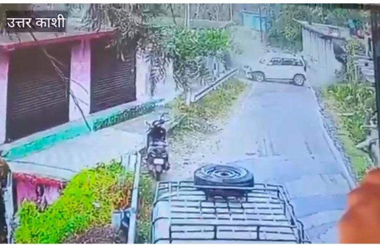 लंबगांव हाईवे पर दर्दनाक हादसा: आंगन में बैठी महिला की