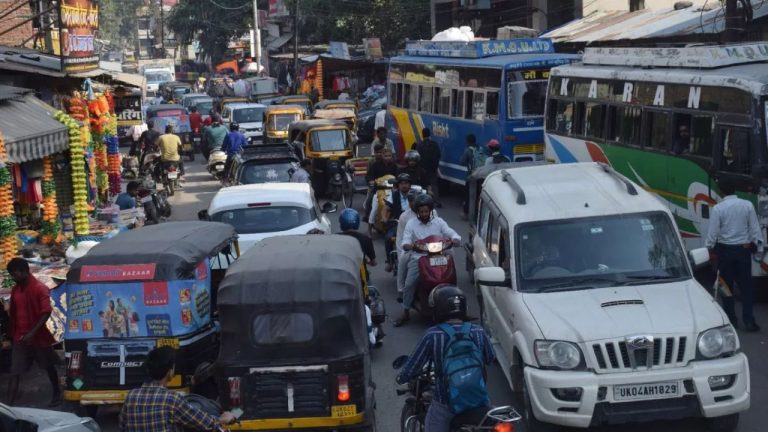 हल्द्वानी ट्रैफिक मास्टर प्लान लागू, शहर में बसों की आवाजाही पर नई पाबंदियां; नैनीताल पुलिस के कड़े निर्देश शुरू