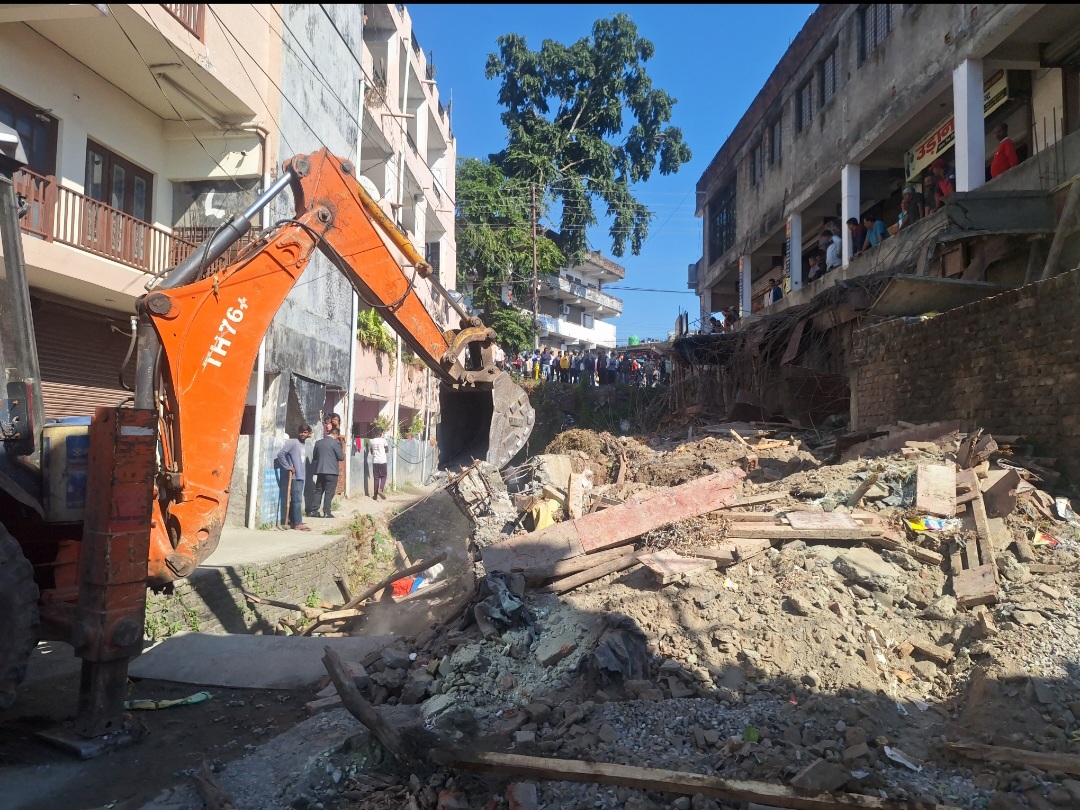 हल्द्वानी — पत्रकार पर जानलेवा हमला; अवैध निर्माण पर कार्रवाई