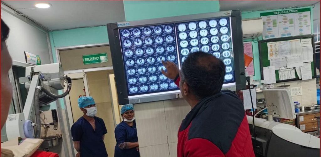 एक इंसान, दो रूप: पुलिस अफसर और डॉक्टर, लोग बोले- सच में भगवान का रूप, जानिए नैनीताल के इस अधिकारी के बारे में