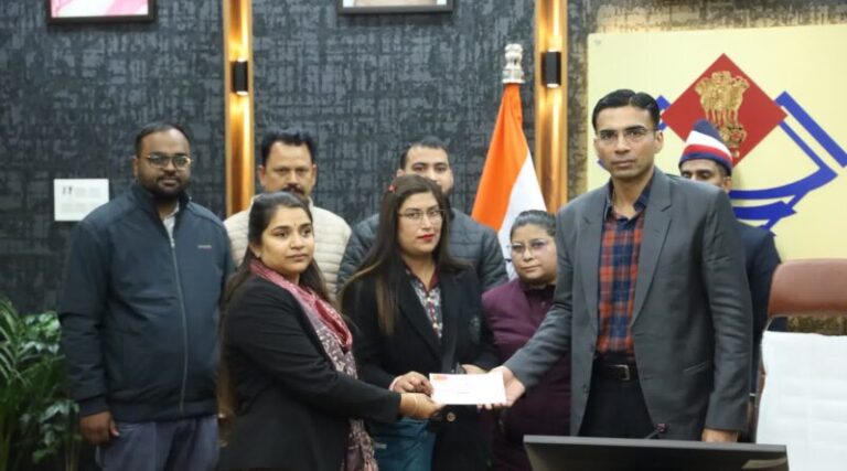 जिलाधिकारी सविन बंसल के हस्तक्षेप से बुजुर्ग विधवा और बेटी को मिला न्याय, बैंक ने लौटाए 3.30 लाख रुपये