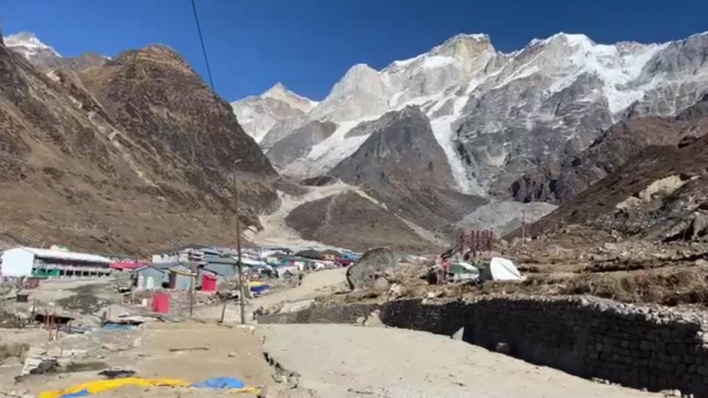बर्फ नहीं, फिर भी आफत… केदारनाथ धाम में जमा पानी, ठंड से ठप पड़े निर्माण कार्य